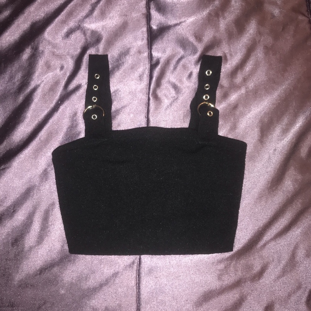 black circle buckle crop